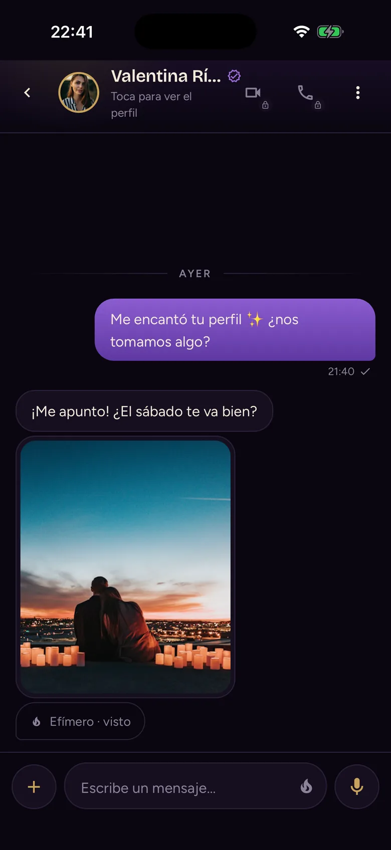 Chat de Klambre: una conversación con solicitud de acceso al álbum privado y avisos de llamadas, con botones de videollamada y llamada en la cabecera.